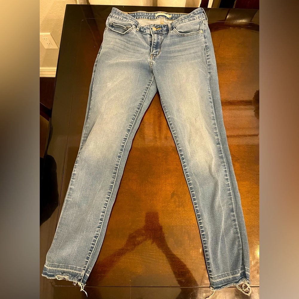 Levi’s light wash, ankle detail, jeggings, size 29